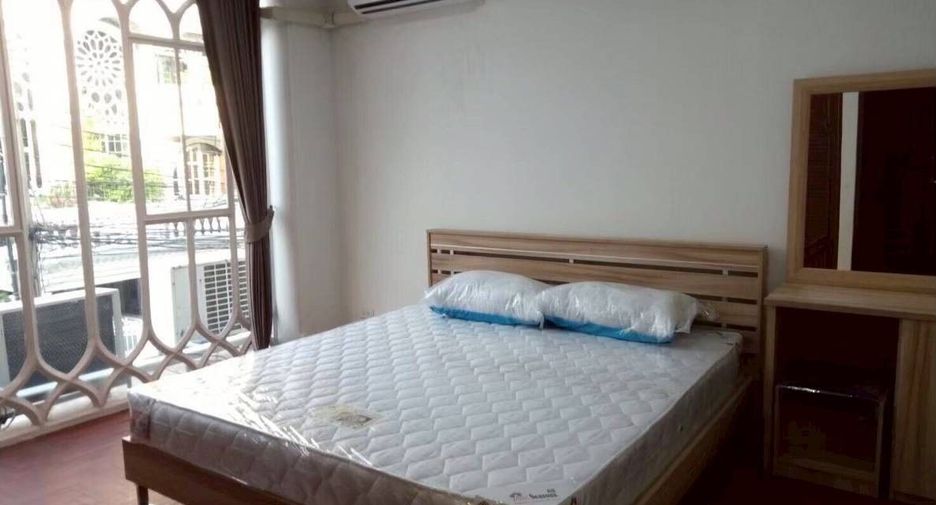 For rent 5 bedrooms house in Watthana, Bangkok