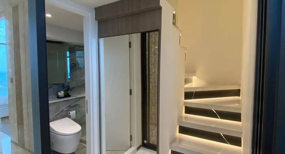 Condo en alquiler de 3 habitaciones en Bang Rak, Bangkok