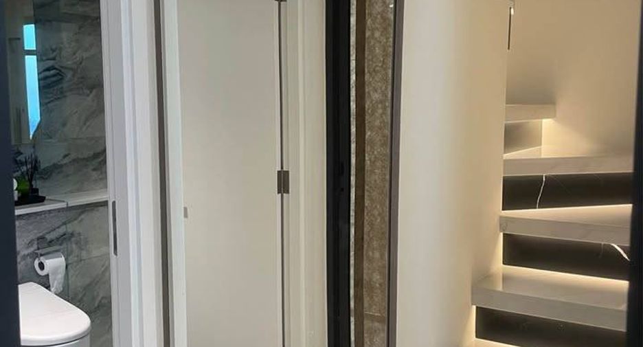Condo en alquiler de 3 habitaciones en Bang Rak, Bangkok