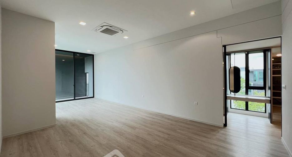 For sale 4 bedrooms house in Saphan Sung, Bangkok