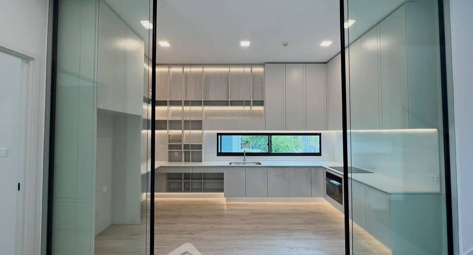 For sale 4 bedrooms house in Saphan Sung, Bangkok