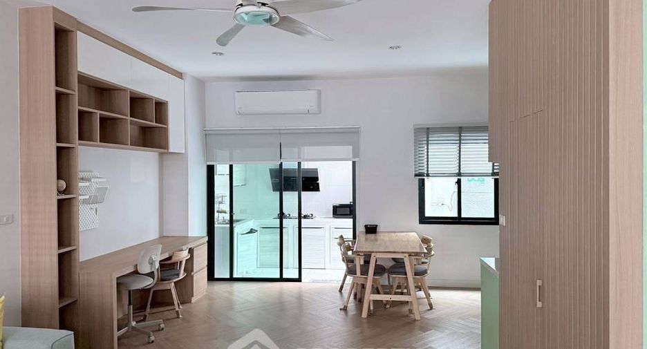 Casa adosada en venta de 3 habitaciones en Phra Khanong, Bangkok