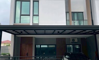 Casa adosada en venta de 3 habitaciones en Phra Khanong, Bangkok