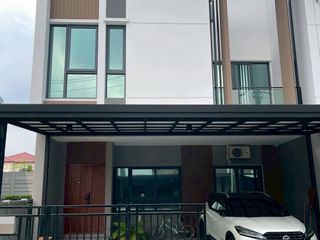 Casa adosada en venta de 3 habitaciones en Phra Khanong, Bangkok