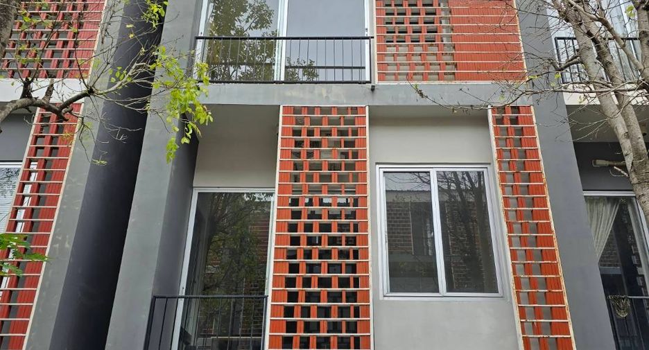 Casa adosada en alquiler y en venta de 3 habitaciones en Khan Na Yao, Bangkok