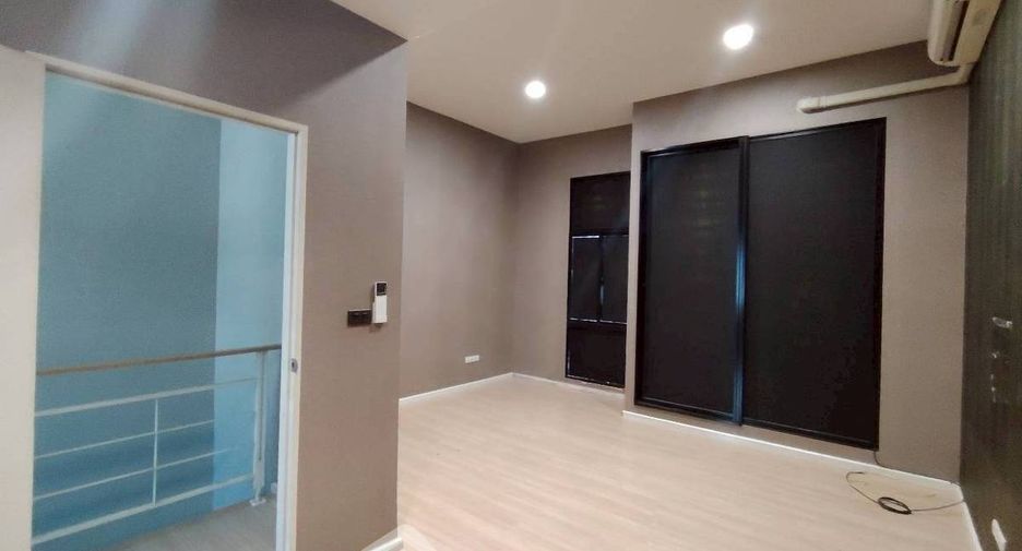 For sale 3 bedrooms townhouse in Phasi Charoen, Bangkok