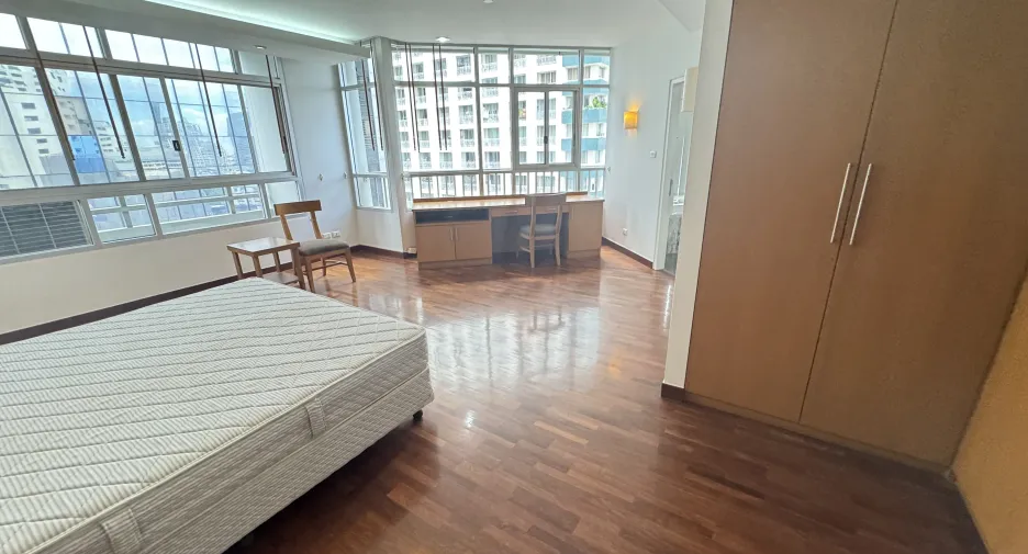 For rent 2 bedrooms apartment in Watthana, Bangkok