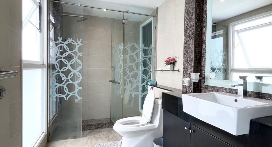 For rent 2 bedrooms condo in Pratumnak, Pattaya