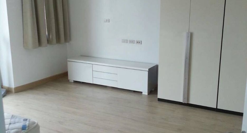 Wohnung zur Miete mit 1 Zimmer in Bang Rak, Bangkok