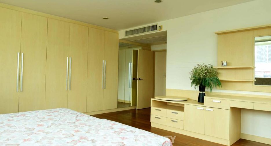 For rent 3 bedrooms apartment in Khlong Toei, Bangkok