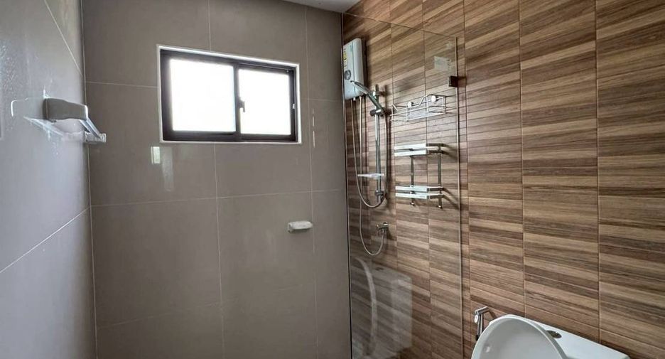 For rent 3 bedrooms townhouse in Suan Luang, Bangkok