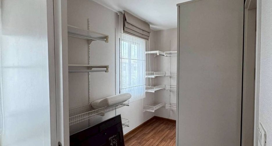 For rent 3 bedrooms townhouse in Suan Luang, Bangkok