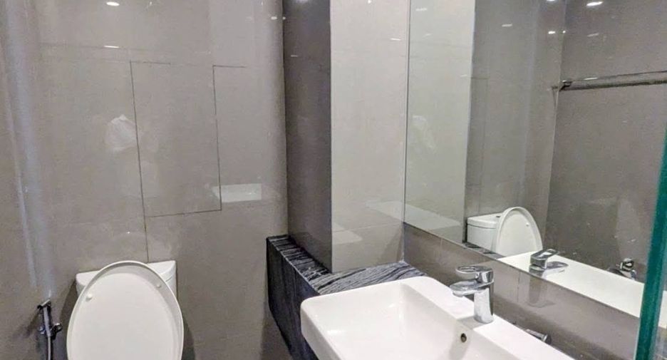 For rent 2 bedrooms condo in Bang Rak, Bangkok