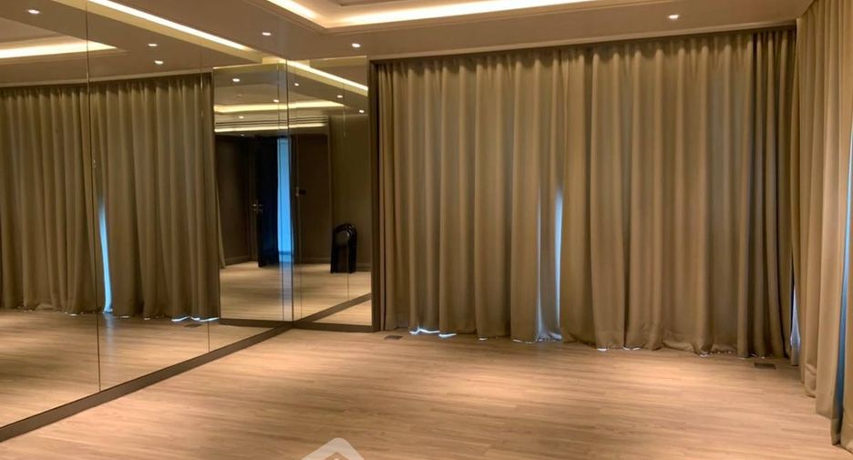 For rent 3 bedrooms condo in Khlong Toei, Bangkok