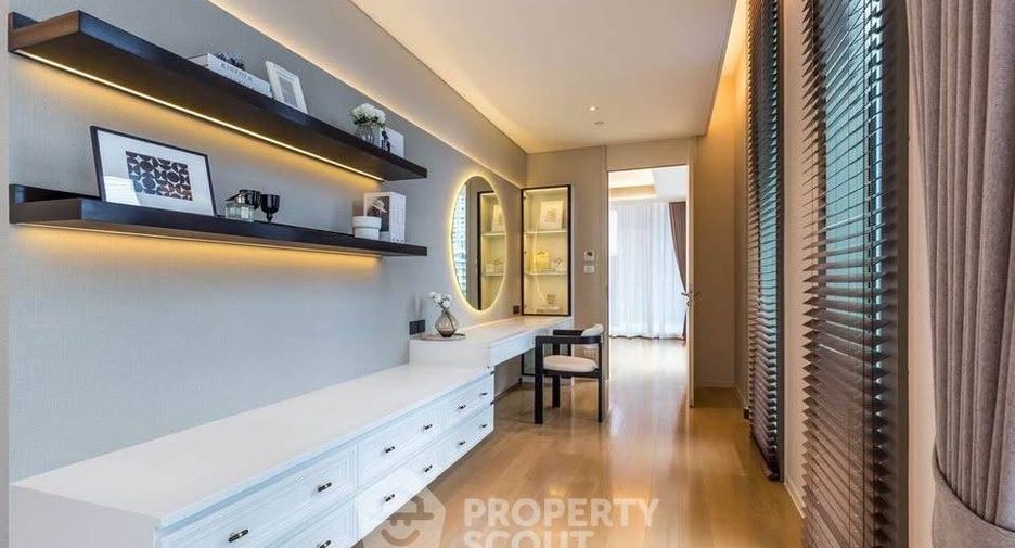 For rent 2 bedrooms condo in Pathum Wan, Bangkok
