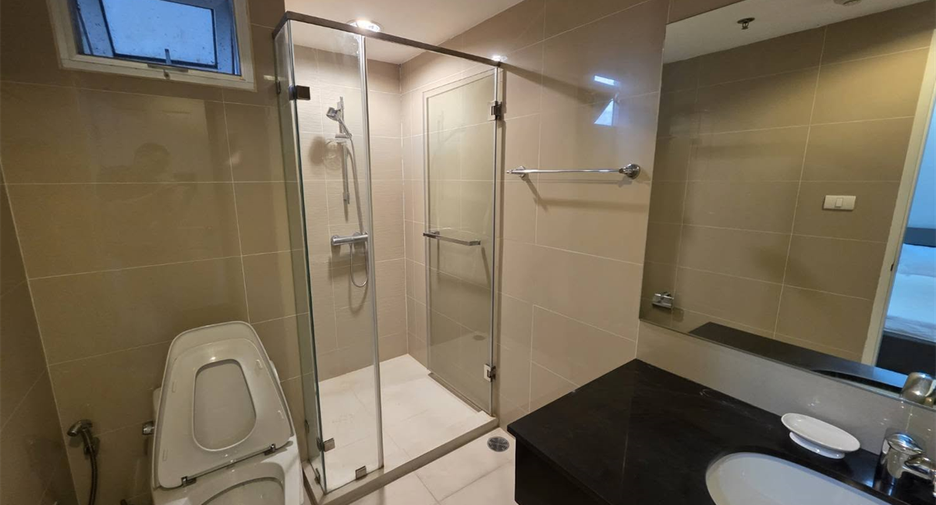 For rent 3 ベッドルーム condo in Huai Khwang, Bangkok