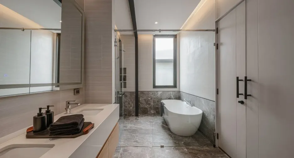 For sale 4 bedrooms house in East Pattaya, Pattaya