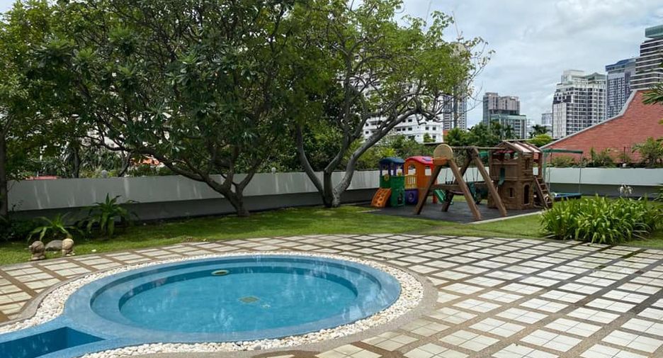 For rent 4 bedrooms condo in Watthana, Bangkok