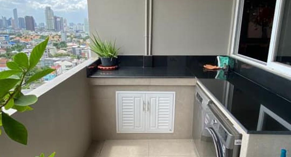 For rent 4 bedrooms condo in Watthana, Bangkok