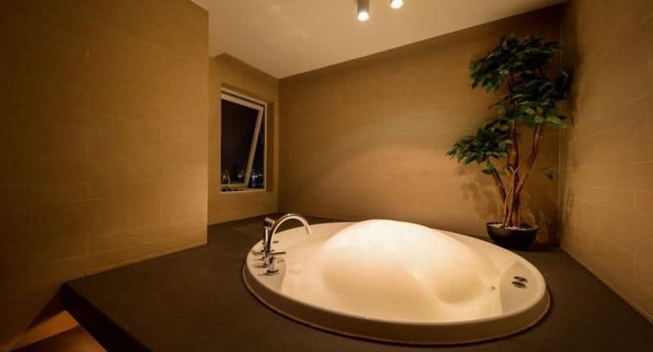 For rent 4 bedrooms condo in Watthana, Bangkok