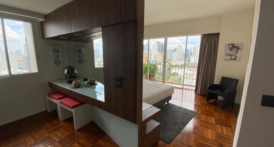 For rent 4 bedrooms condo in Watthana, Bangkok
