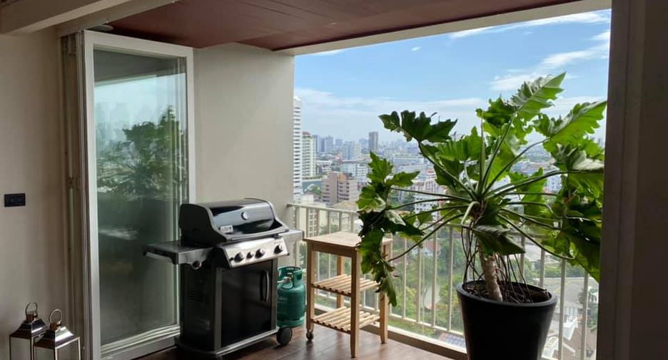 For rent 4 bedrooms condo in Watthana, Bangkok