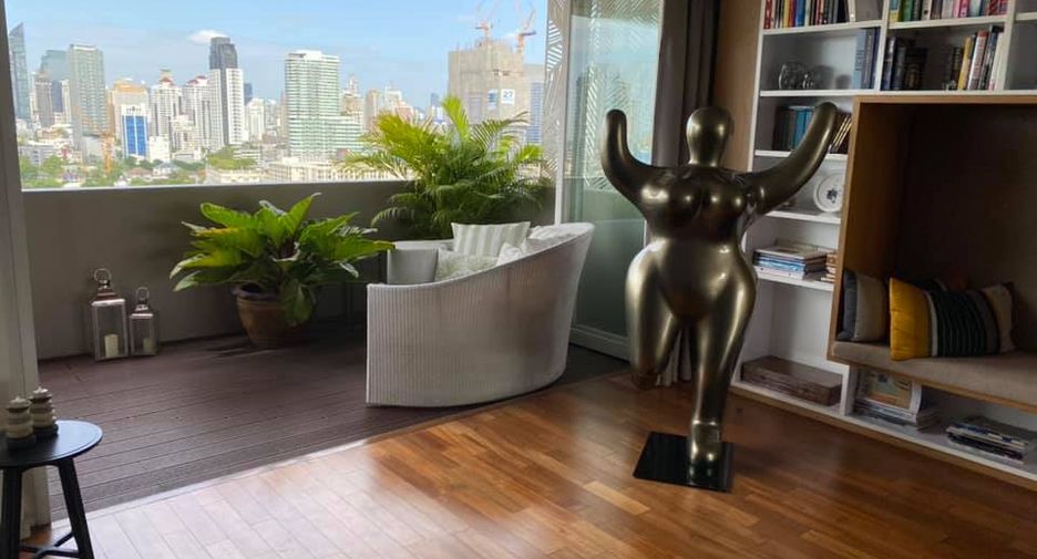 For rent 4 bedrooms condo in Watthana, Bangkok