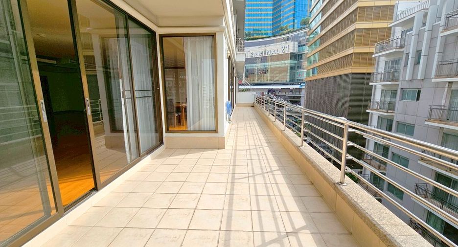 For rent 4 bedrooms condo in Khlong Toei, Bangkok