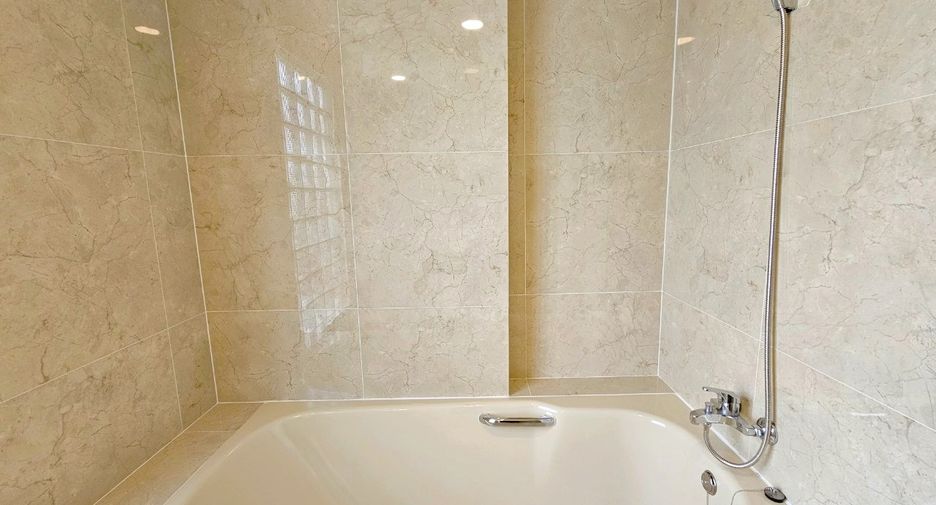 For rent 4 bedrooms condo in Khlong Toei, Bangkok