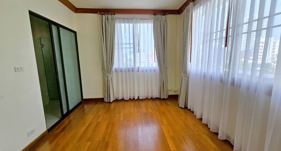 For rent 4 bedrooms condo in Khlong Toei, Bangkok