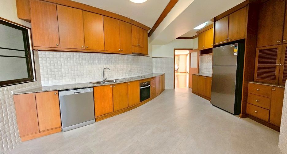 For rent 4 bedrooms condo in Khlong Toei, Bangkok