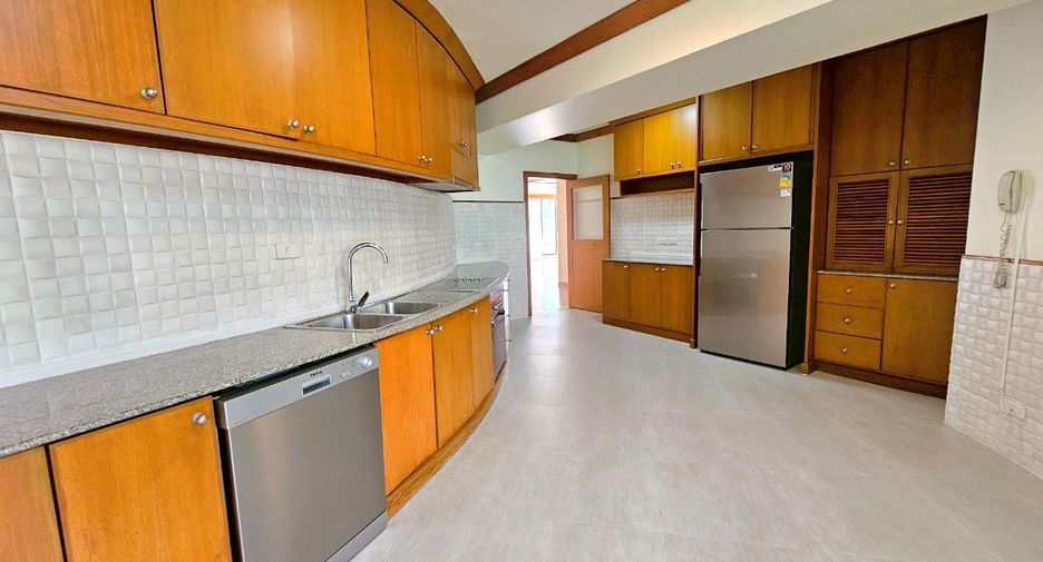 For rent 4 bedrooms condo in Khlong Toei, Bangkok