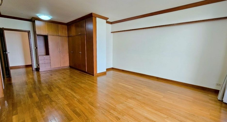 For rent 4 bedrooms condo in Khlong Toei, Bangkok