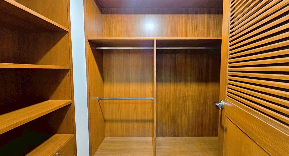 For rent 4 bedrooms condo in Khlong Toei, Bangkok
