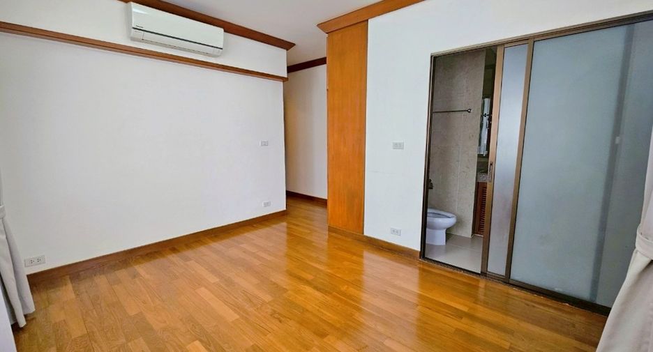For rent 4 bedrooms condo in Khlong Toei, Bangkok