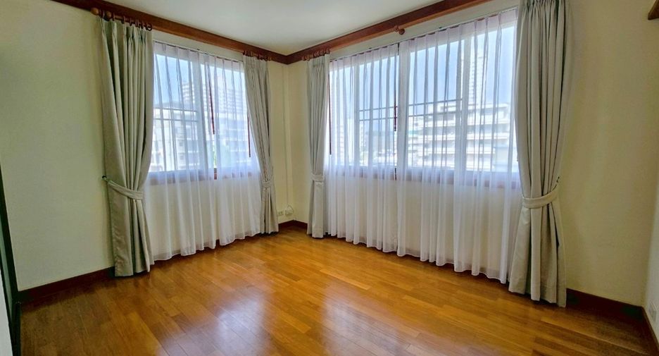 For rent 4 bedrooms condo in Khlong Toei, Bangkok