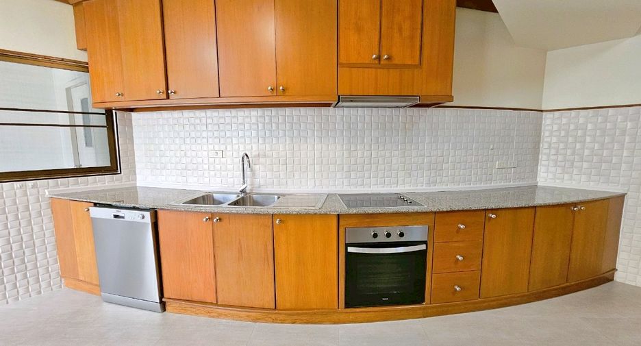 For rent 4 bedrooms condo in Khlong Toei, Bangkok