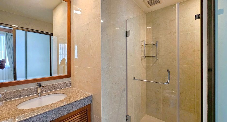 For rent 4 bedrooms condo in Khlong Toei, Bangkok