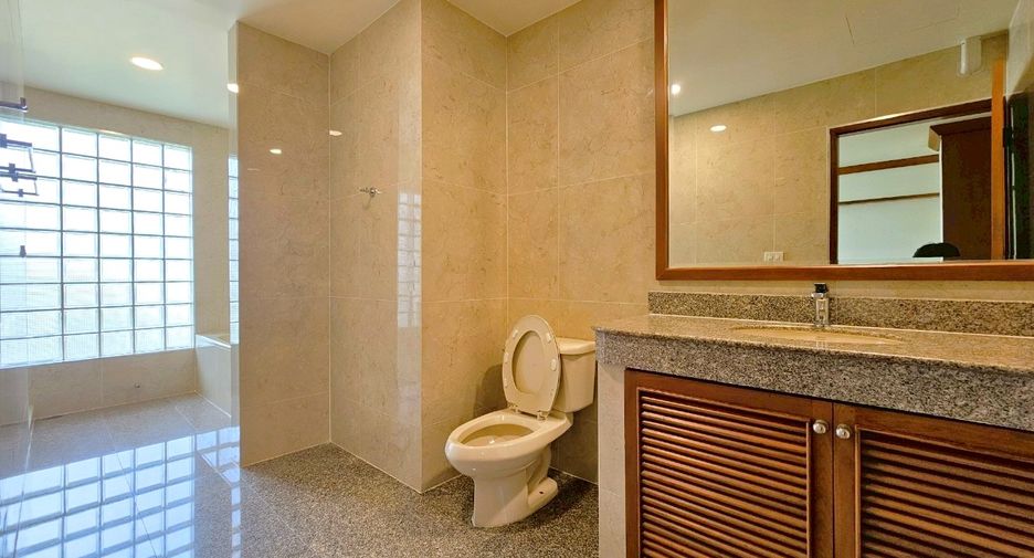 For rent 4 bedrooms condo in Khlong Toei, Bangkok