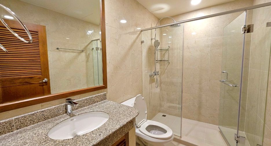 For rent 4 bedrooms condo in Khlong Toei, Bangkok