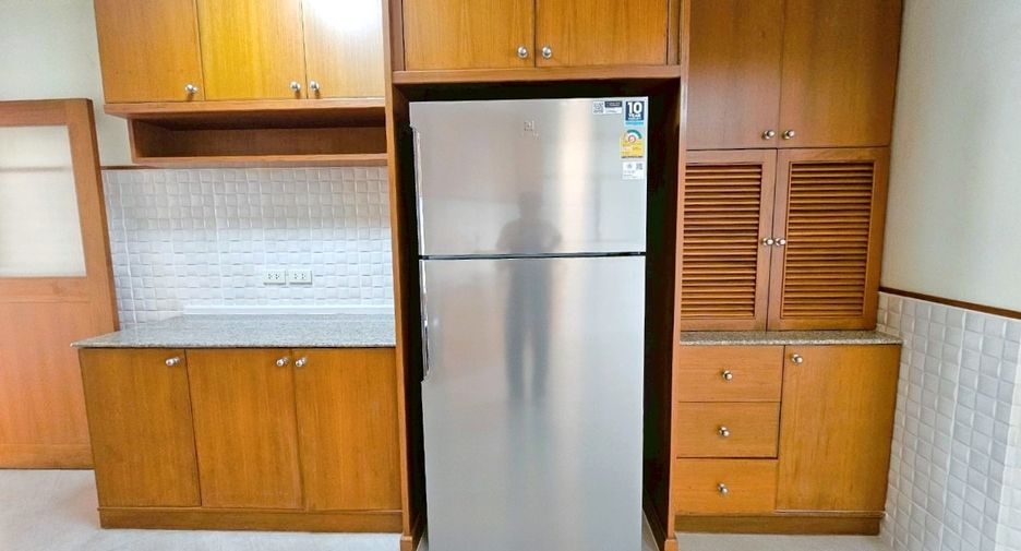 For rent 4 bedrooms condo in Khlong Toei, Bangkok