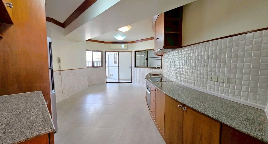 For rent 4 bedrooms condo in Khlong Toei, Bangkok