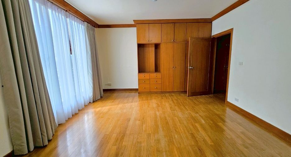 For rent 4 bedrooms condo in Khlong Toei, Bangkok