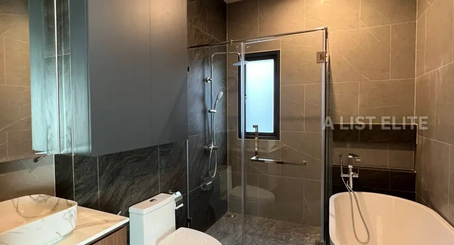 À vendre 6 chambres maison à Mueang Chon Buri, Chonburi