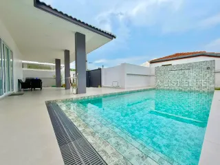 Casa en alquiler de 4 habitaciones en Bang Lamung, Chonburi