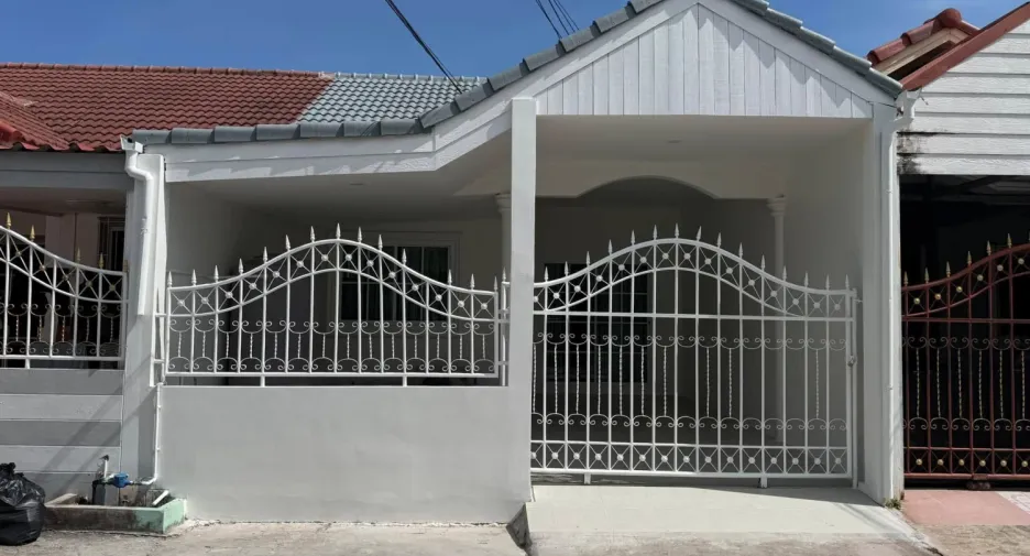 For sale 2 bedrooms townhouse in East Pattaya, Pattaya