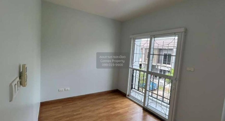 For rent 3 bedrooms townhouse in Khlong Sam Wa, Bangkok