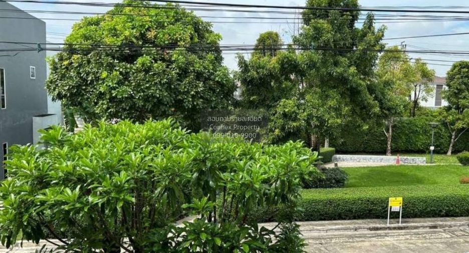 For rent 3 bedrooms townhouse in Khlong Sam Wa, Bangkok