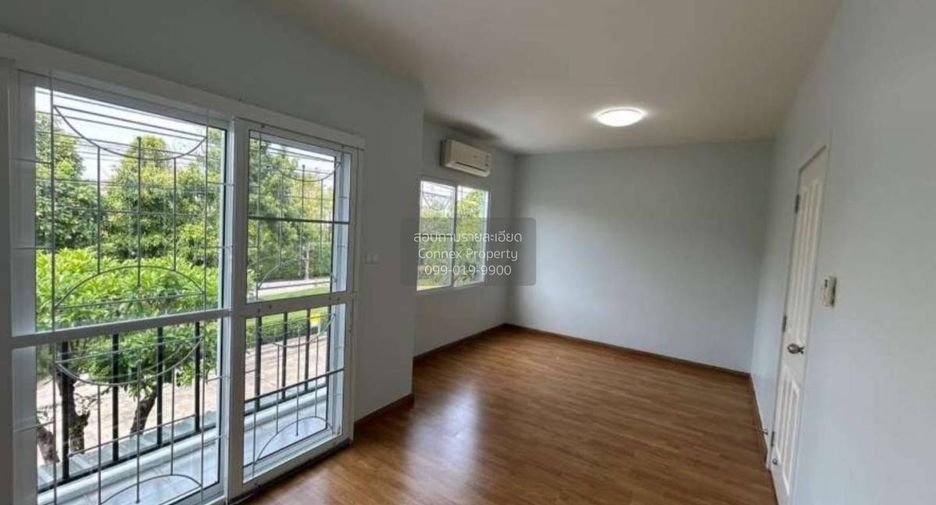 For rent 3 bedrooms townhouse in Khlong Sam Wa, Bangkok
