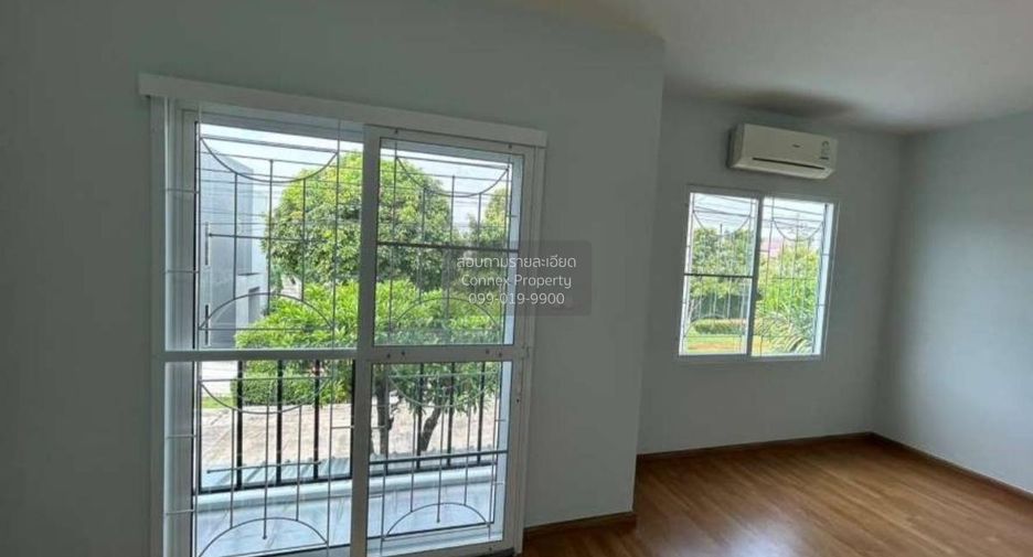 For rent 3 bedrooms townhouse in Khlong Sam Wa, Bangkok